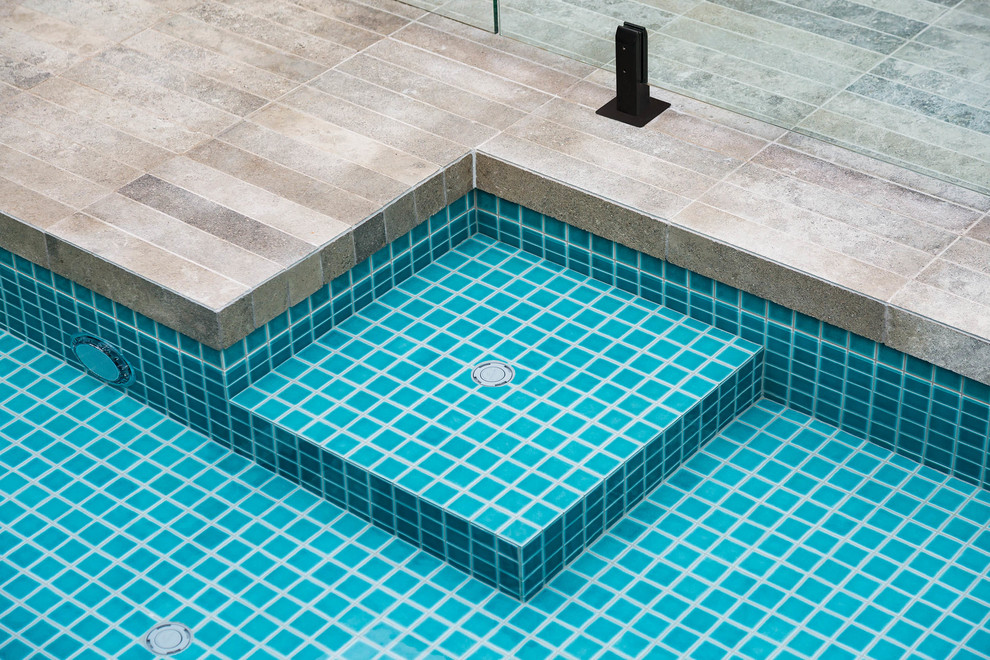 Idée de décoration pour une piscine arrière minimaliste sur mesure avec du carrelage.