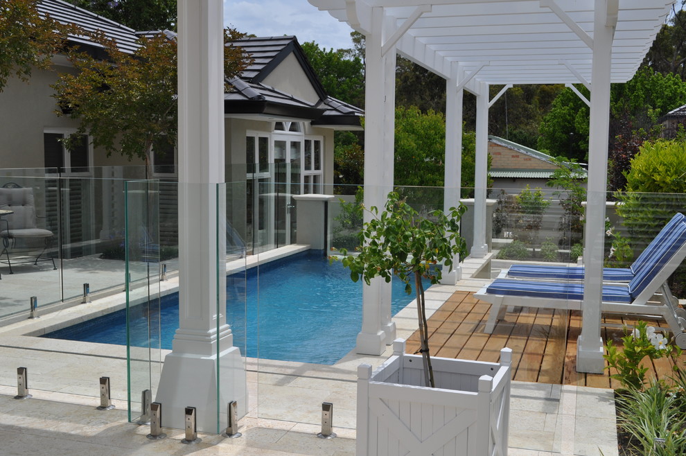 Esempio di una piscina monocorsia minimal rettangolare di medie dimensioni e dietro casa con piastrelle
