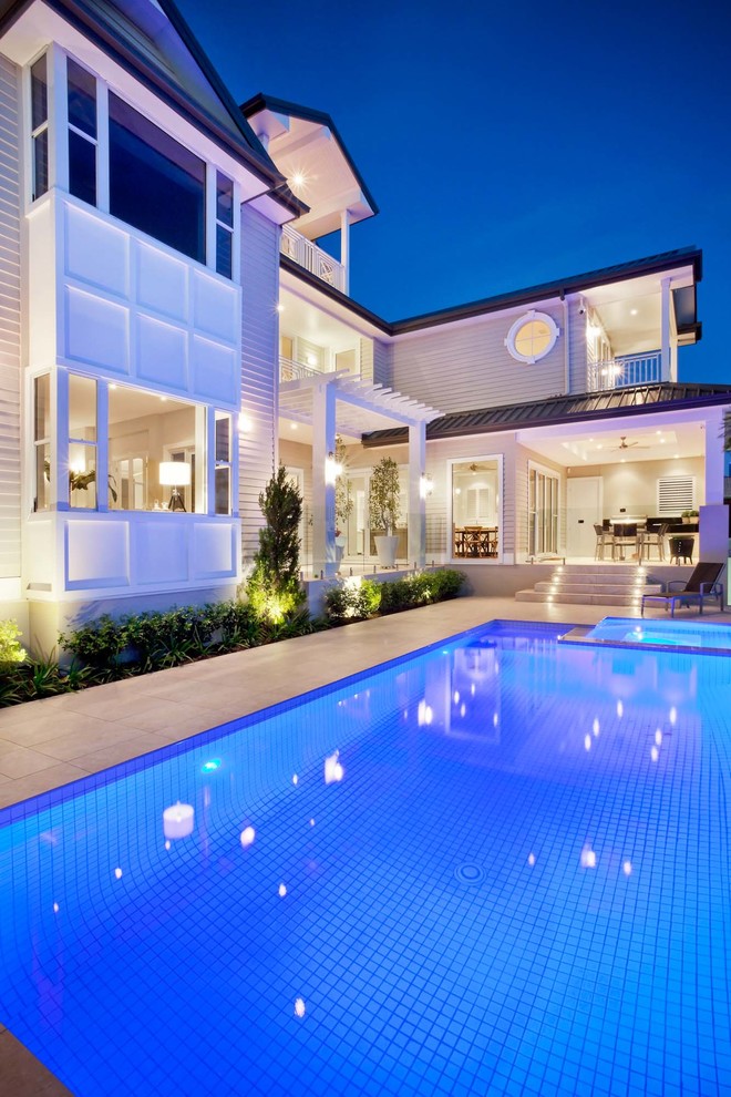 Großer Klassischer Schwimmteich hinter dem Haus in rechteckiger Form in Gold Coast - Tweed