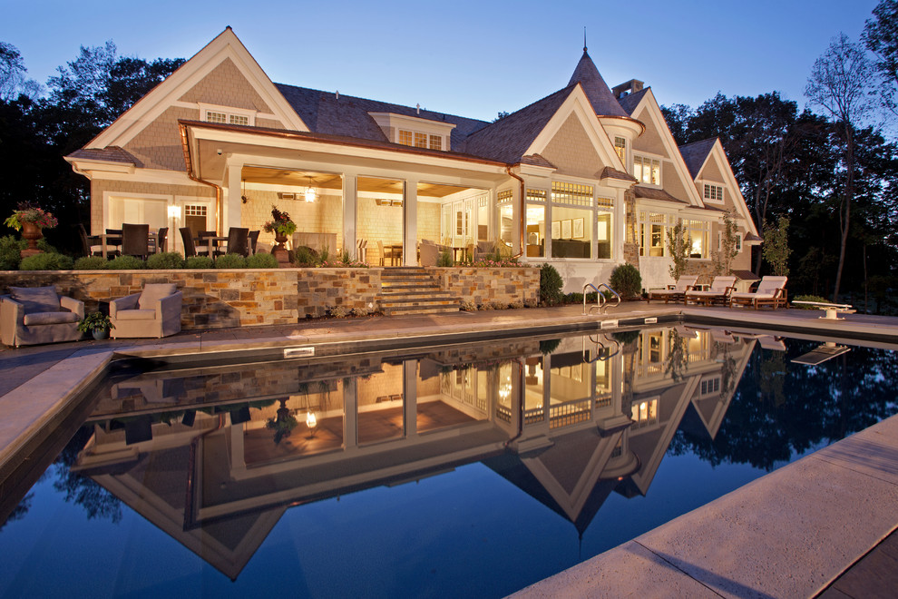 Свежая идея для дизайна: прямоугольный бассейн на заднем дворе в классическом стиле - отличное фото интерьера