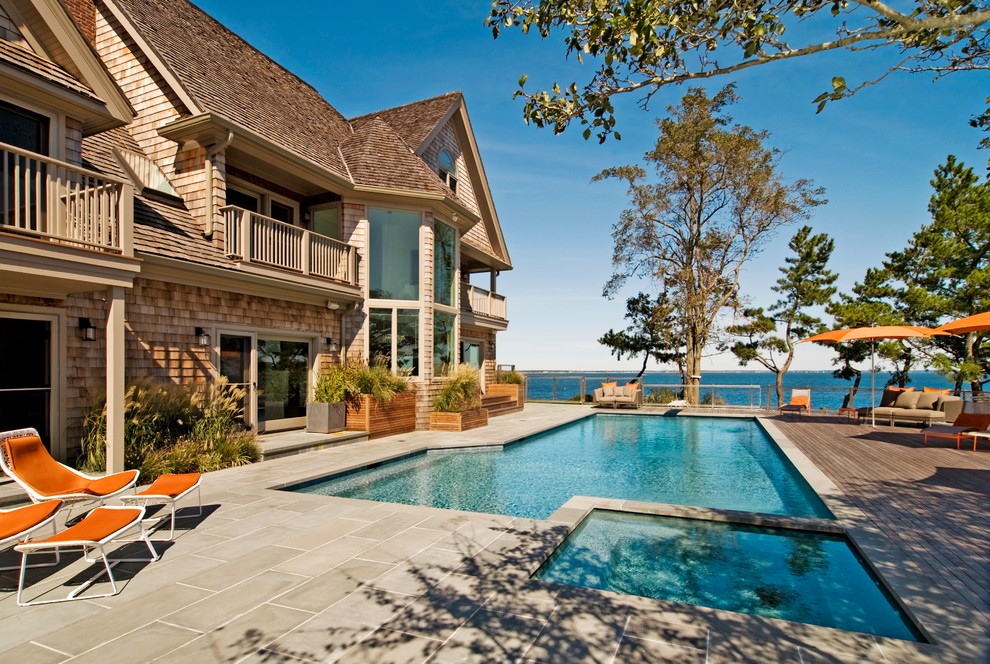 Inspiration pour une piscine traditionnelle avec une terrasse en bois.