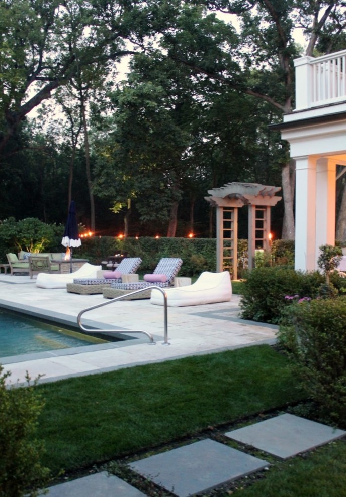 Пример оригинального дизайна: естественный, прямоугольный бассейн среднего размера на заднем дворе в морском стиле с домиком у бассейна и покрытием из каменной брусчатки