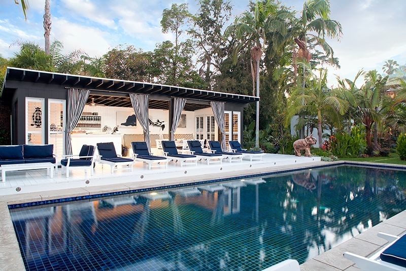 Geräumiges Mediterranes Poolhaus hinter dem Haus in individueller Form in Los Angeles