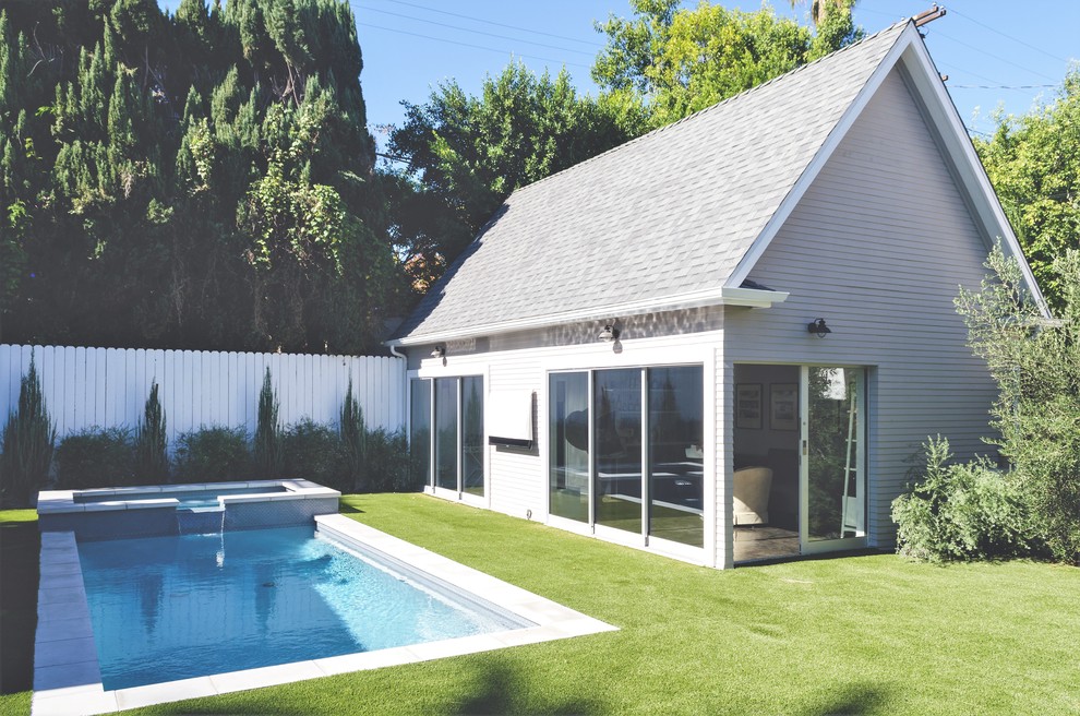 Modelo de piscinas y jacuzzis contemporáneos de tamaño medio en forma de L en patio trasero con suelo de baldosas