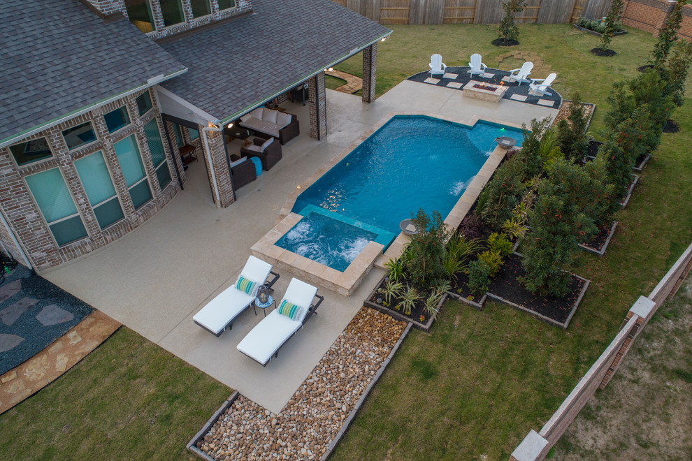 На фото: большой прямоугольный бассейн на заднем дворе в стиле кантри с джакузи и настилом с