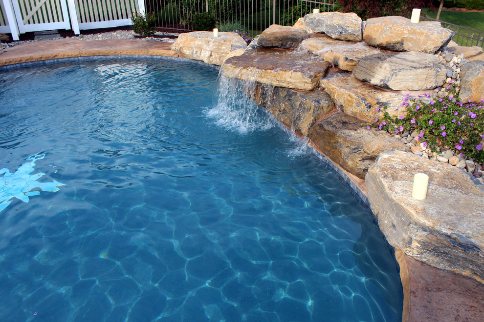 Immagine di una piscina naturale classica personalizzata dietro casa con cemento stampato
