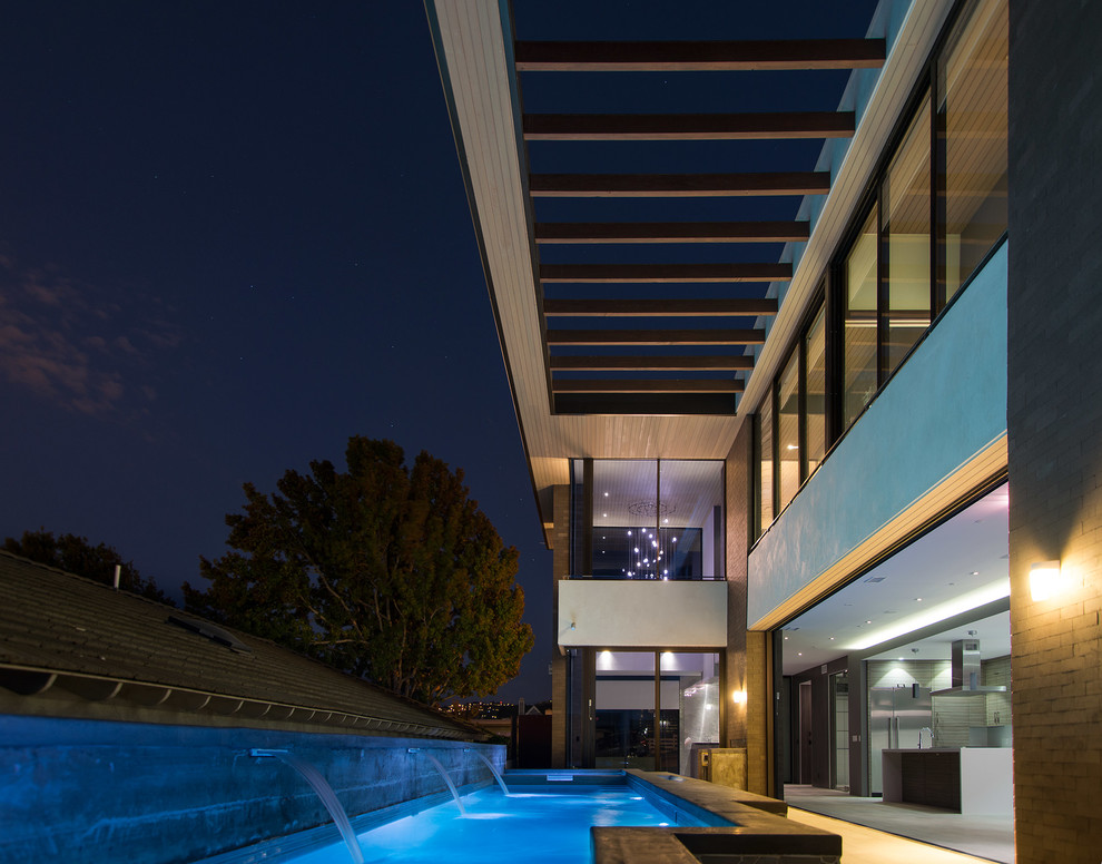 Moderner Pool in rechteckiger Form in Los Angeles
