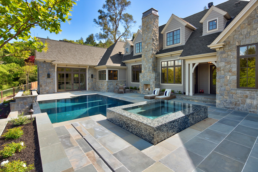 Идея дизайна: большой прямоугольный бассейн на заднем дворе в современном стиле с джакузи и покрытием из каменной брусчатки