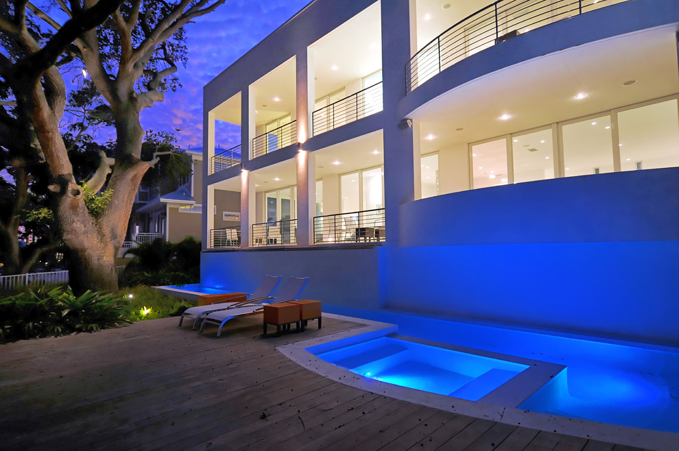 Cette image montre un couloir de nage arrière minimaliste de taille moyenne et sur mesure avec une terrasse en bois.