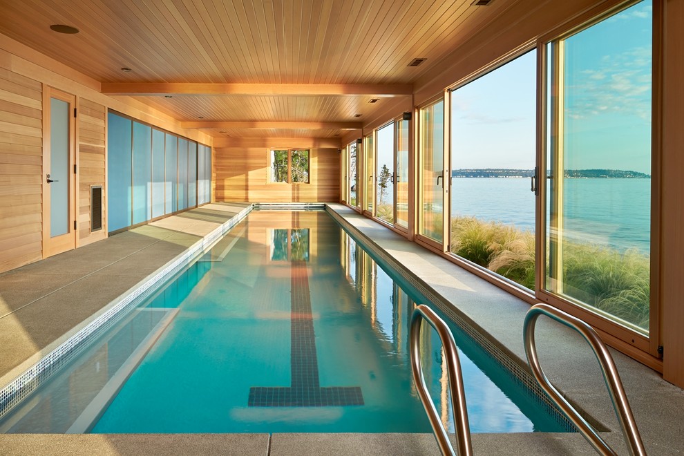 Пример оригинального дизайна: спортивный, прямоугольный бассейн в доме в морском стиле с покрытием из бетонных плит