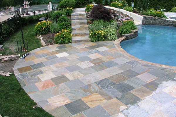 Esempio di una piscina classica di medie dimensioni e dietro casa con pavimentazioni in pietra naturale