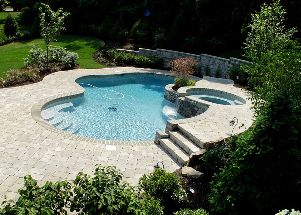 Ispirazione per una piccola piscina coperta monocorsia classica rettangolare con una vasca idromassaggio e piastrelle