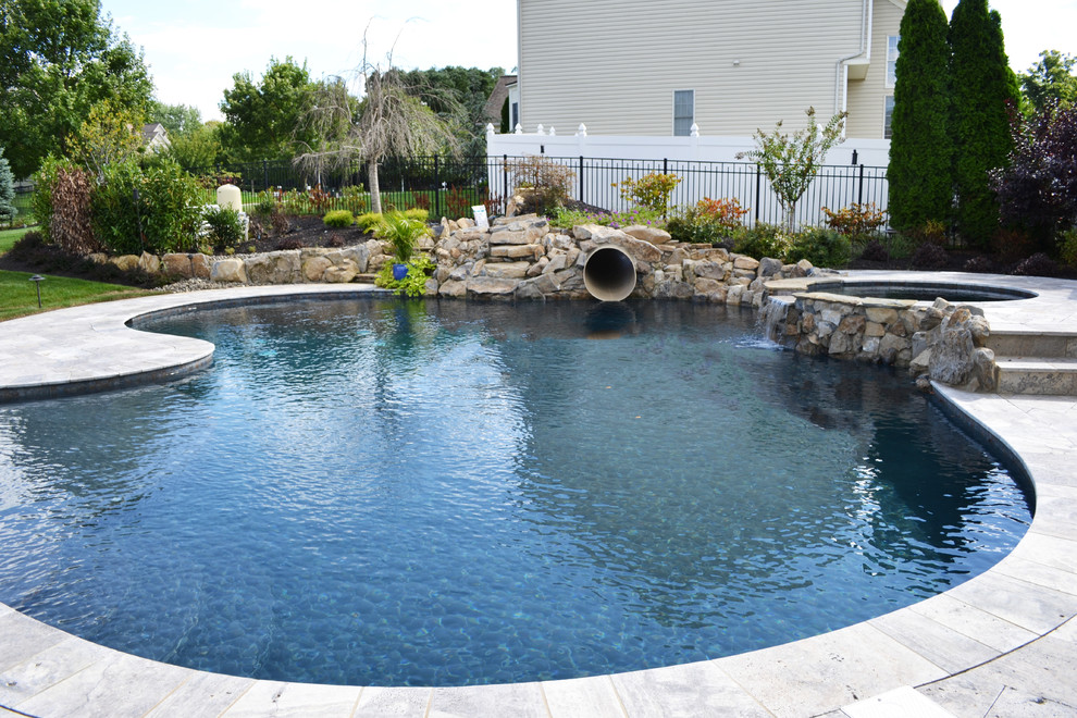 На фото: маленький спортивный, прямоугольный бассейн в доме в стиле кантри с джакузи и покрытием из плитки для на участке и в саду с