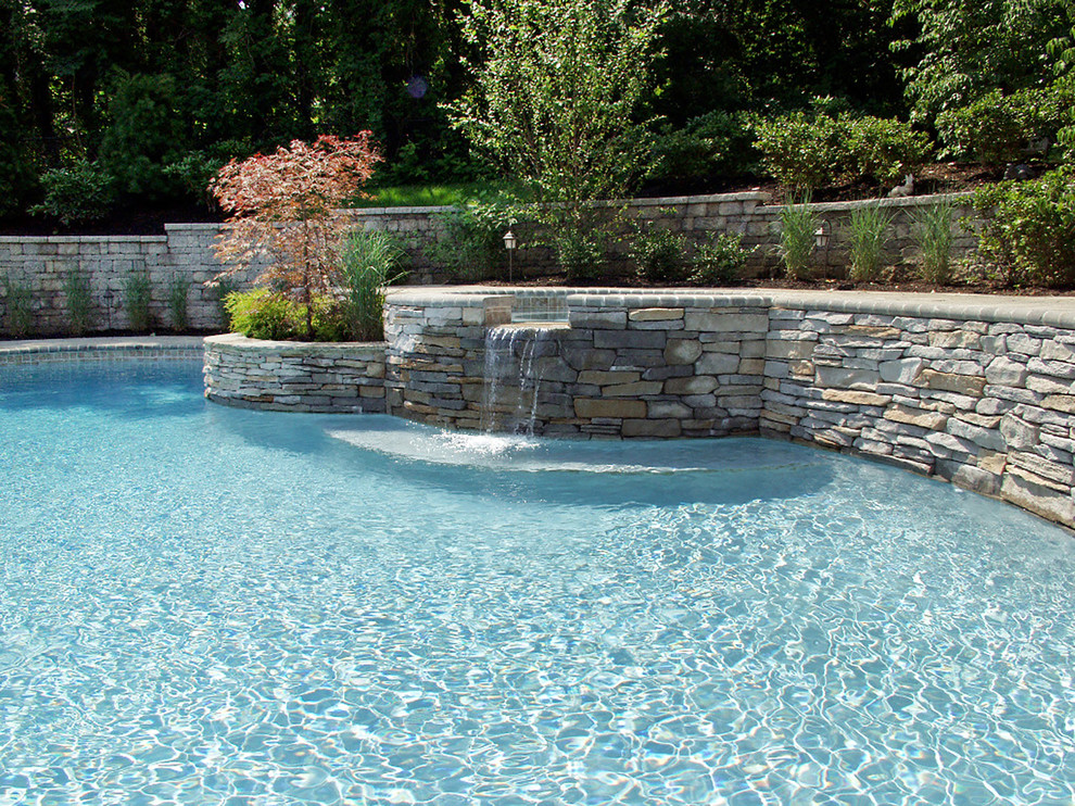 Пример оригинального дизайна: маленький спортивный, прямоугольный бассейн в доме в классическом стиле с джакузи и покрытием из плитки для на участке и в саду