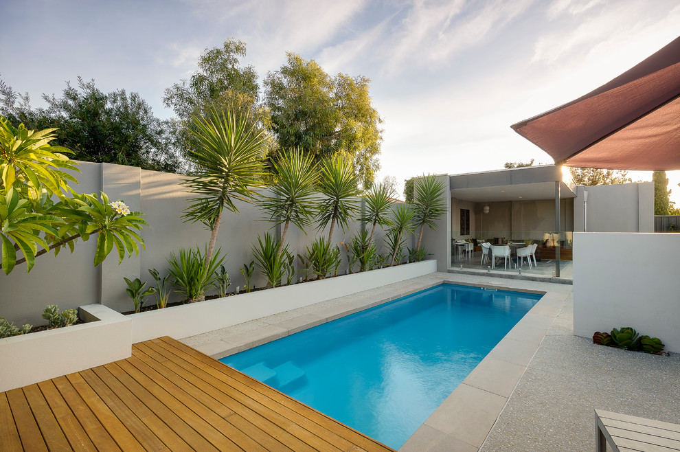 Foto di una piscina design rettangolare di medie dimensioni e dietro casa con pedane