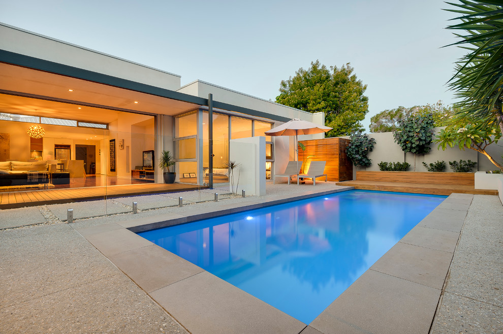 Источник вдохновения для домашнего уюта: прямоугольный бассейн среднего размера на заднем дворе в современном стиле с настилом