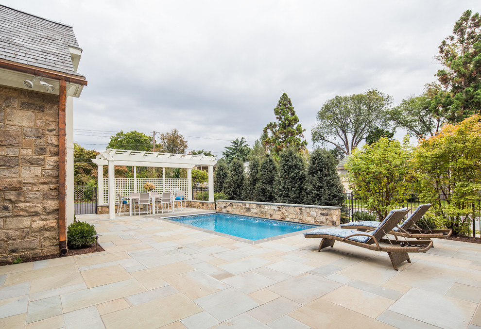 Imagen de piscina con fuente elevada rústica de tamaño medio rectangular en patio trasero con adoquines de piedra natural
