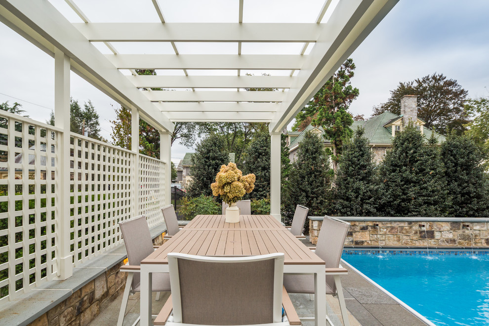 Foto de piscina con fuente elevada rústica de tamaño medio rectangular en patio trasero con adoquines de piedra natural