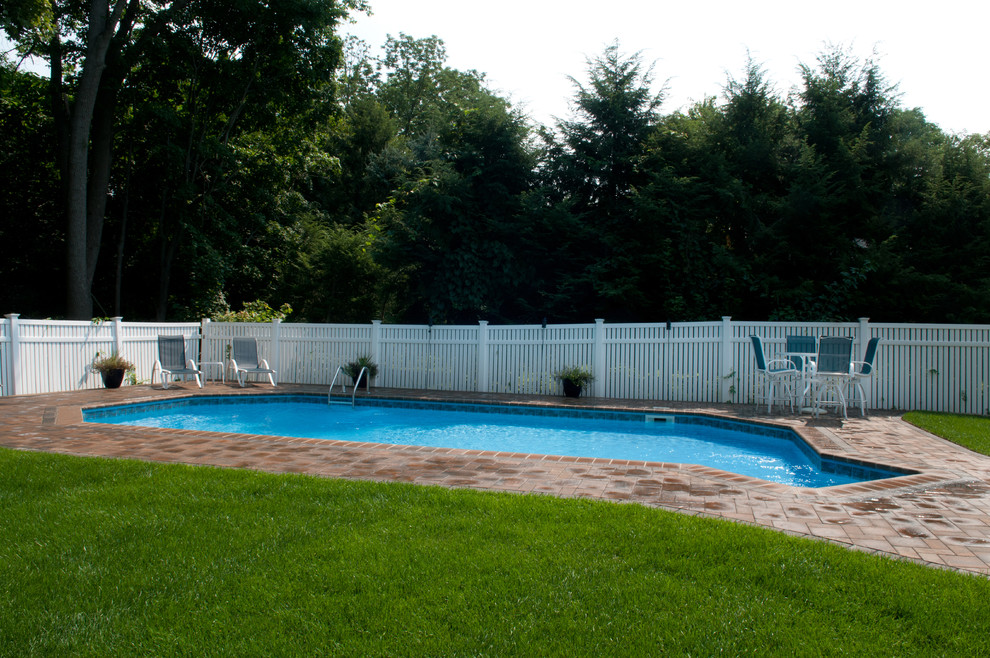 Пример оригинального дизайна: бассейн среднего размера, произвольной формы на заднем дворе в классическом стиле с мощением тротуарной плиткой