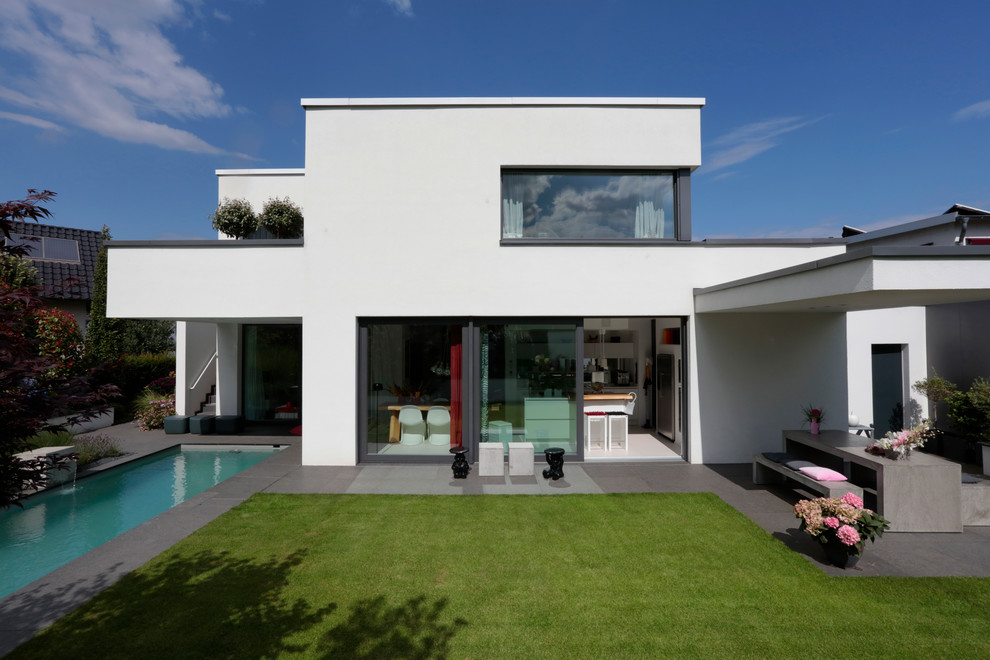 Inspiration for a contemporary pool remodel in Cologne