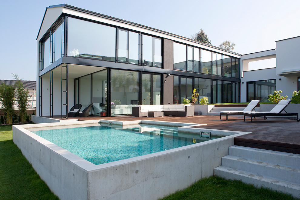 Inspiration pour un couloir de nage arrière design de taille moyenne et rectangle avec une terrasse en bois.
