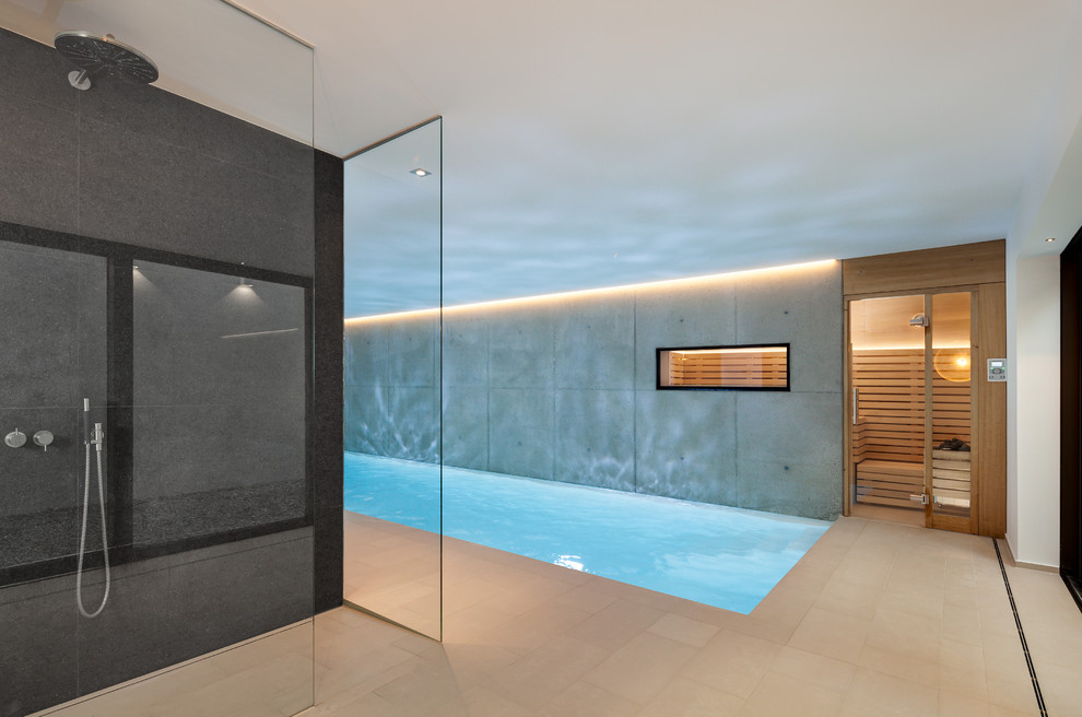 Стильный дизайн: прямоугольный бассейн среднего размера в доме в стиле модернизм с покрытием из плитки и фонтаном - последний тренд