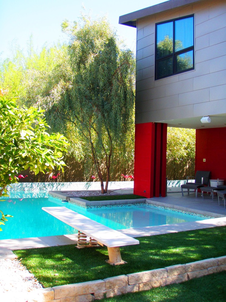 Ispirazione per una piscina minimal personalizzata dietro casa