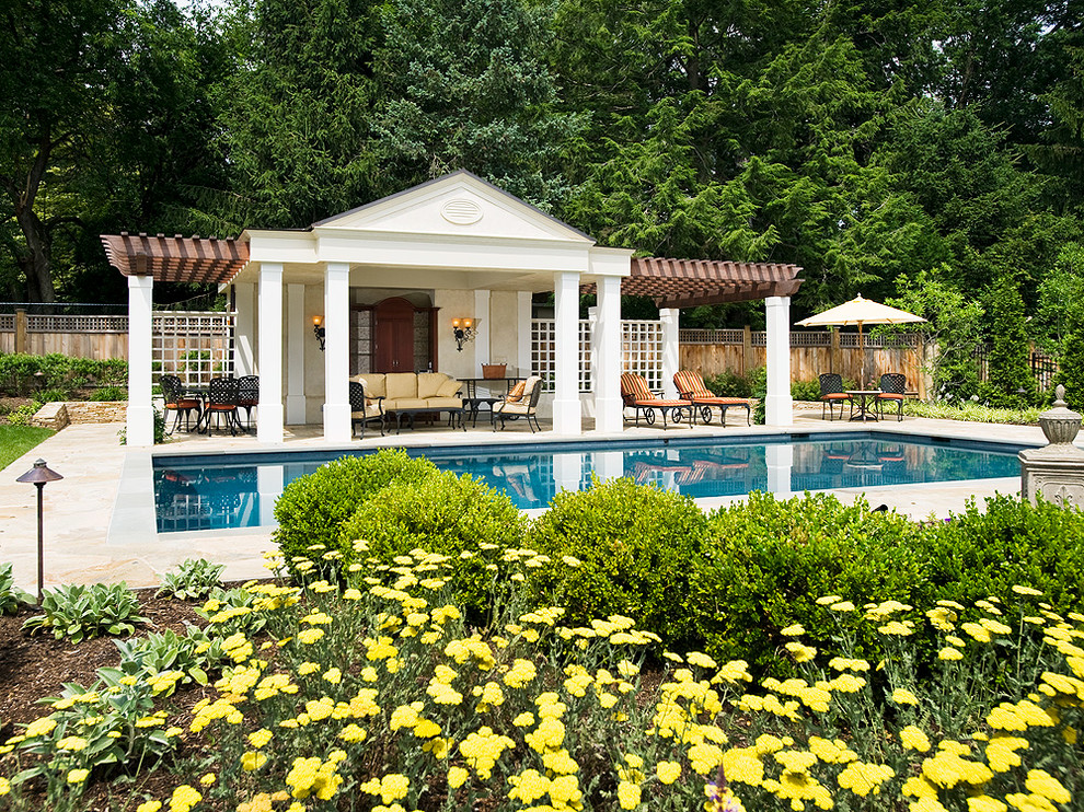 Immagine di una piscina vittoriana rettangolare di medie dimensioni e dietro casa con una dépendance a bordo piscina