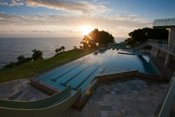 Foto de piscina con tobogán alargada clásica extra grande rectangular en patio trasero