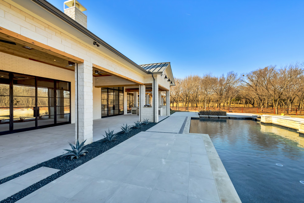 Example of a farmhouse pool design in Dallas