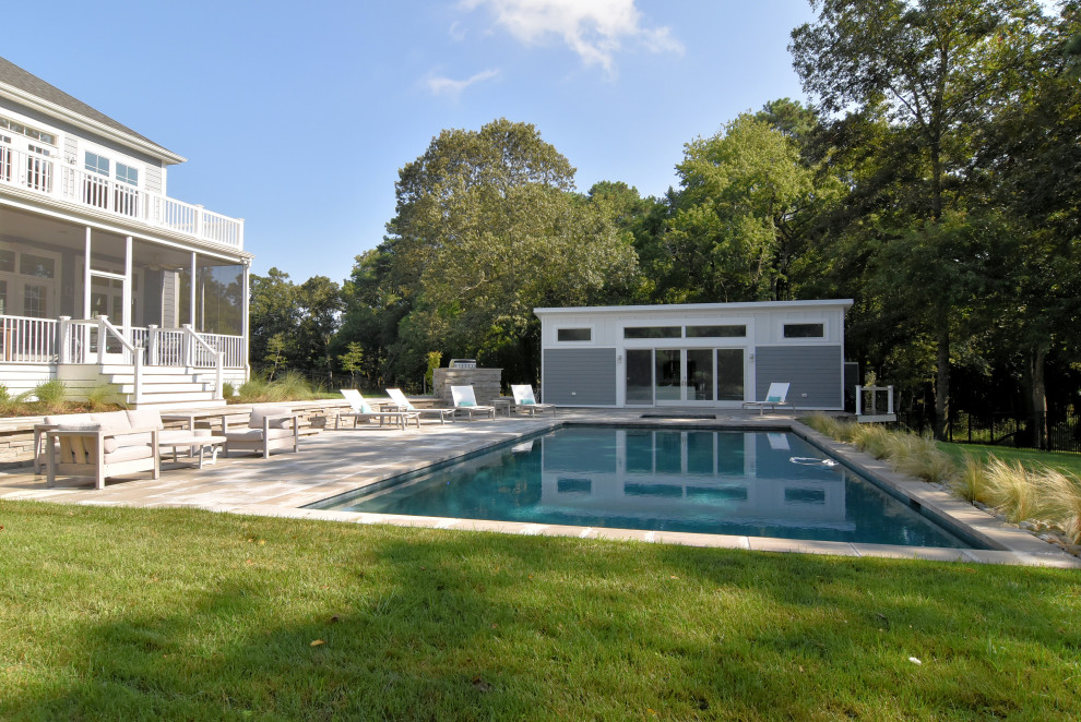 Ispirazione per una grande piscina moderna rettangolare dietro casa con pavimentazioni in cemento