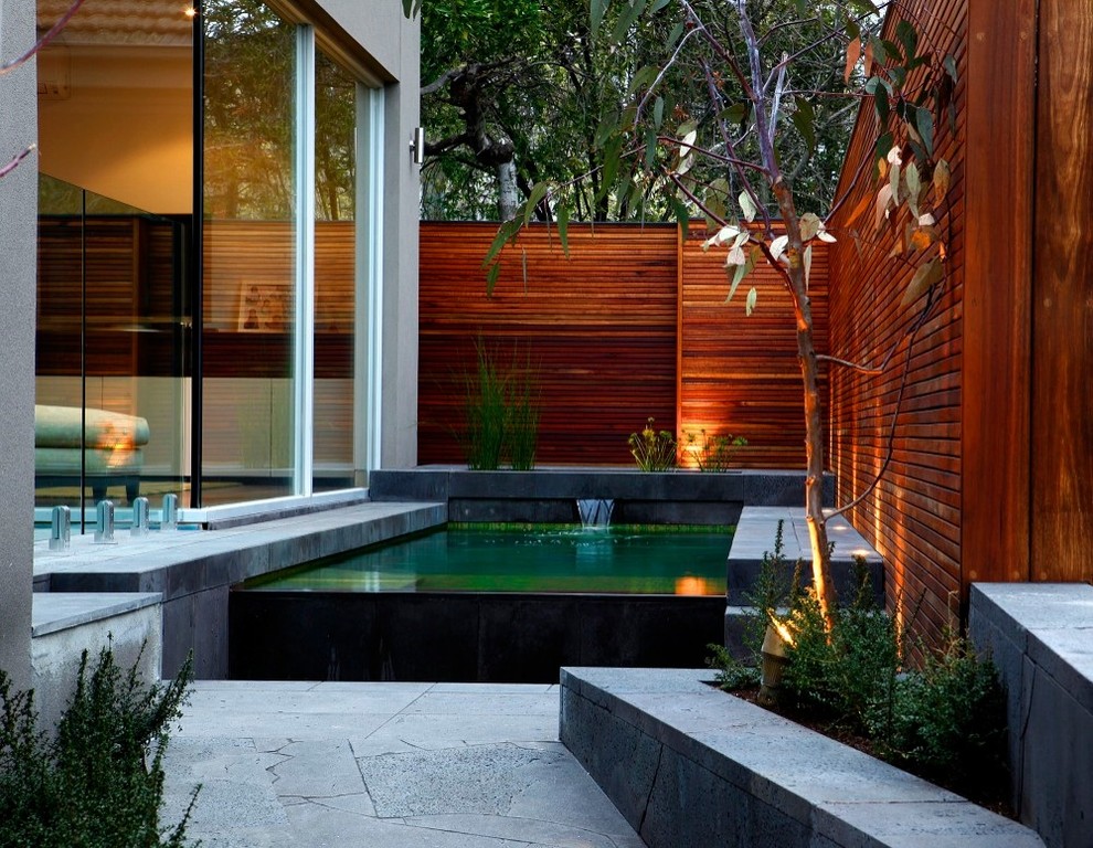 Idée de décoration pour une piscine design rectangle.