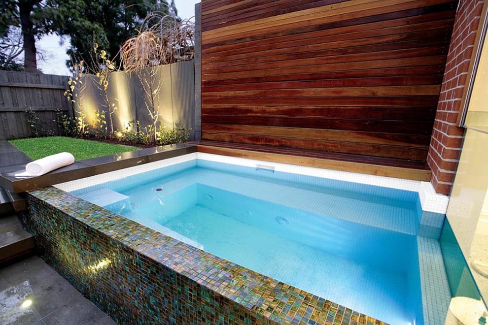 Idée de décoration pour une petite piscine hors-sol et arrière minimaliste rectangle.