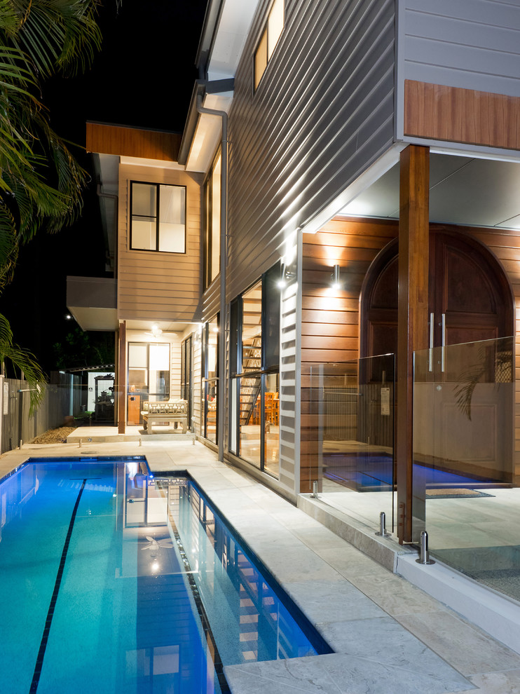 Ejemplo de piscina alargada moderna grande en patio lateral