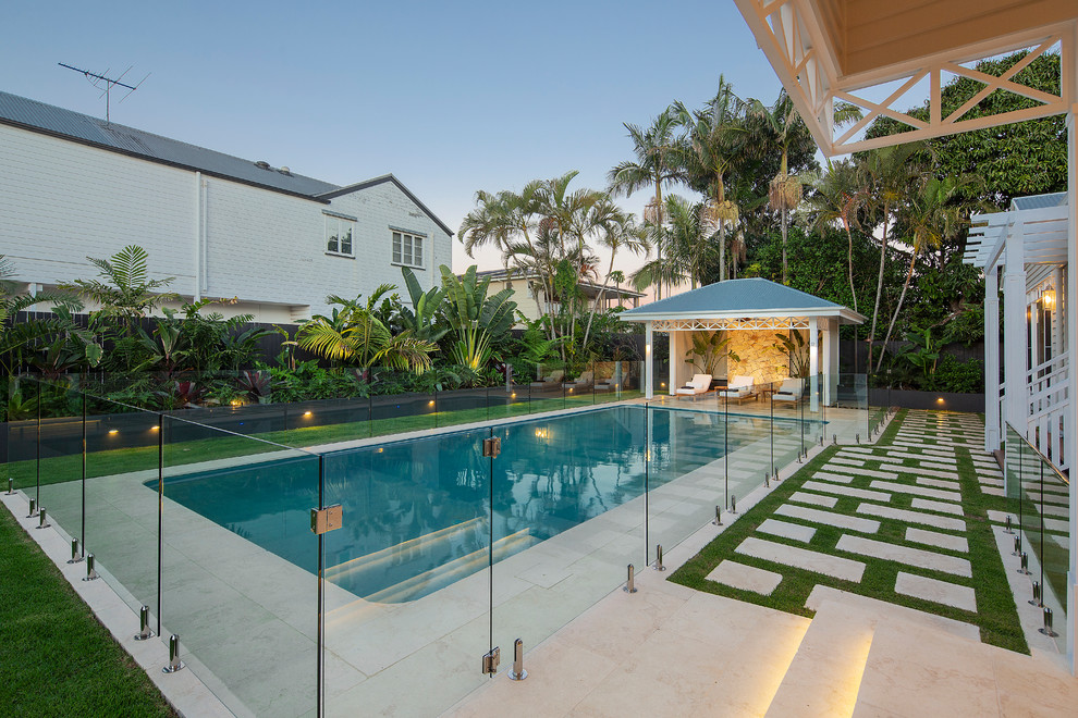 Стильный дизайн: большой естественный, прямоугольный бассейн на заднем дворе в морском стиле с домиком у бассейна и покрытием из каменной брусчатки - последний тренд