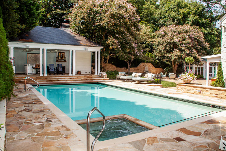 Ispirazione per una grande piscina classica rettangolare dietro casa con una dépendance a bordo piscina