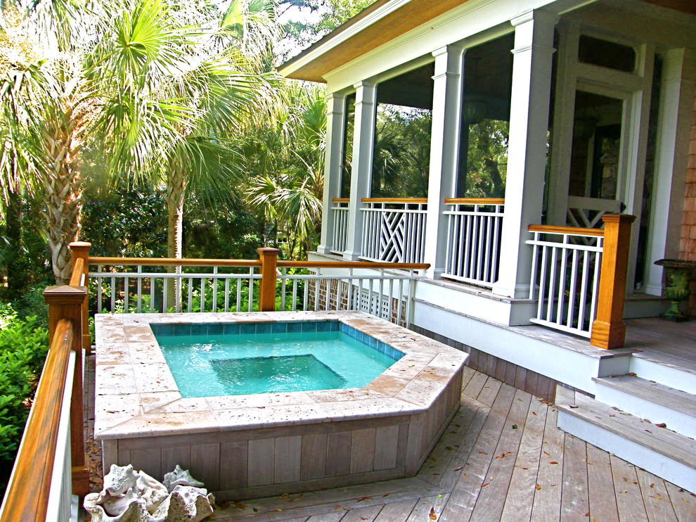 На фото: маленький наземный бассейн произвольной формы на заднем дворе в стиле кантри с джакузи для на участке и в саду