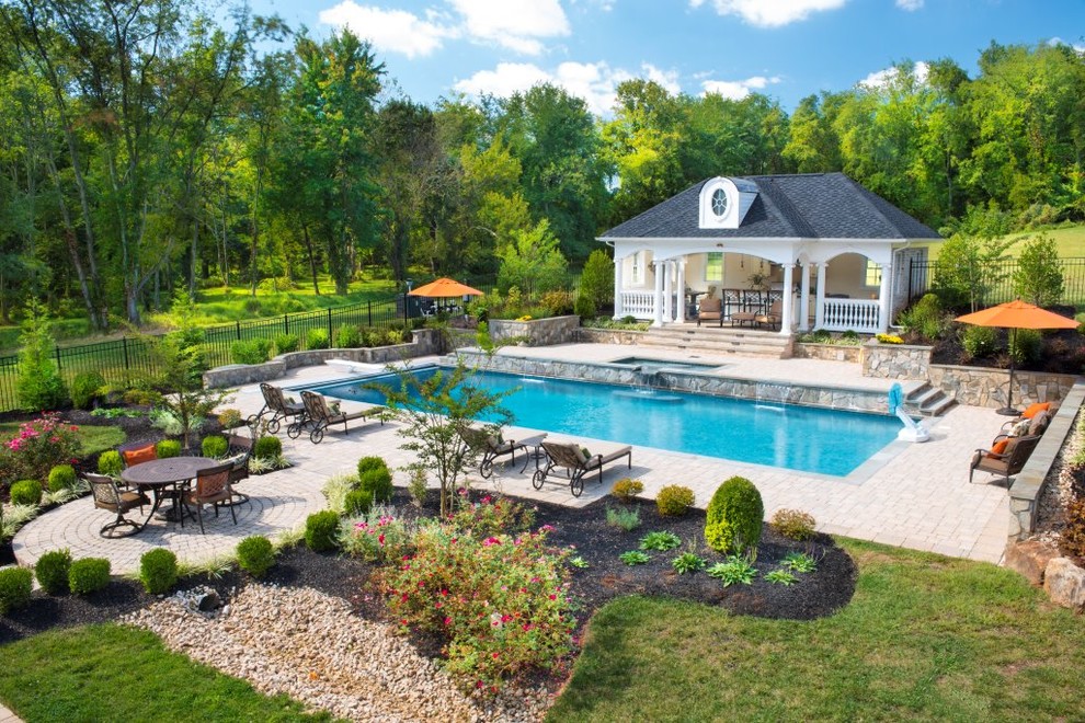 Esempio di una grande piscina naturale classica rettangolare dietro casa con una dépendance a bordo piscina