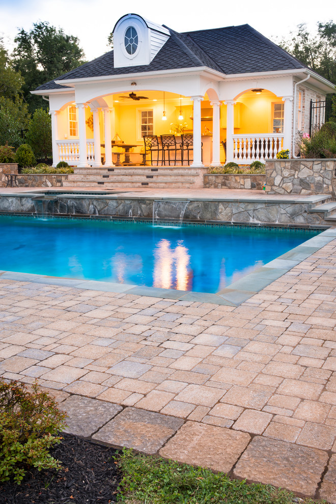 Modelo de casa de la piscina y piscina natural clásica grande rectangular en patio trasero