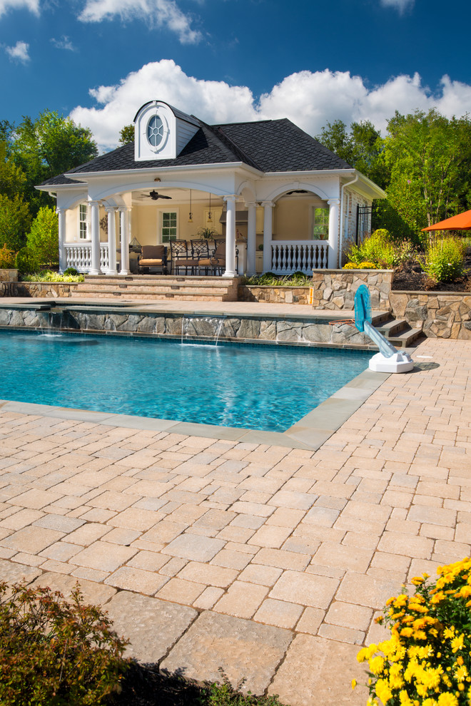 Идея дизайна: большой естественный, прямоугольный бассейн на заднем дворе в классическом стиле с домиком у бассейна