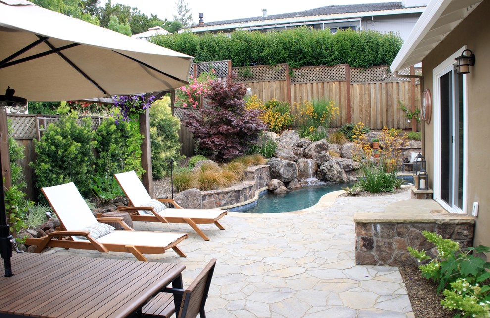 Immagine di una piscina contemporanea personalizzata di medie dimensioni e dietro casa con pavimentazioni in cemento