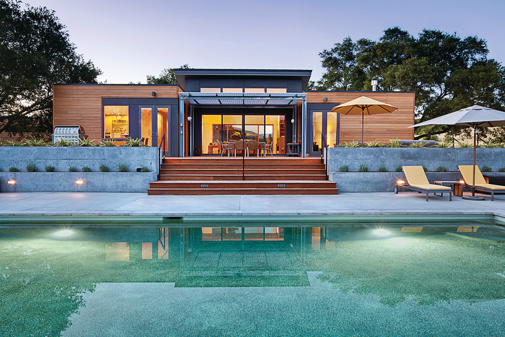 Großer Moderner Pool hinter dem Haus in rechteckiger Form mit Dielen in San Francisco