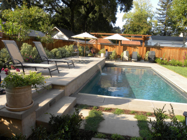 Immagine di una piccola piscina mediterranea rettangolare dietro casa con cemento stampato
