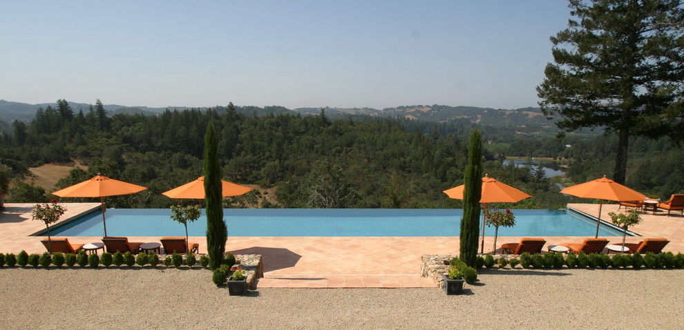 Пример оригинального дизайна: прямоугольный бассейн в средиземноморском стиле