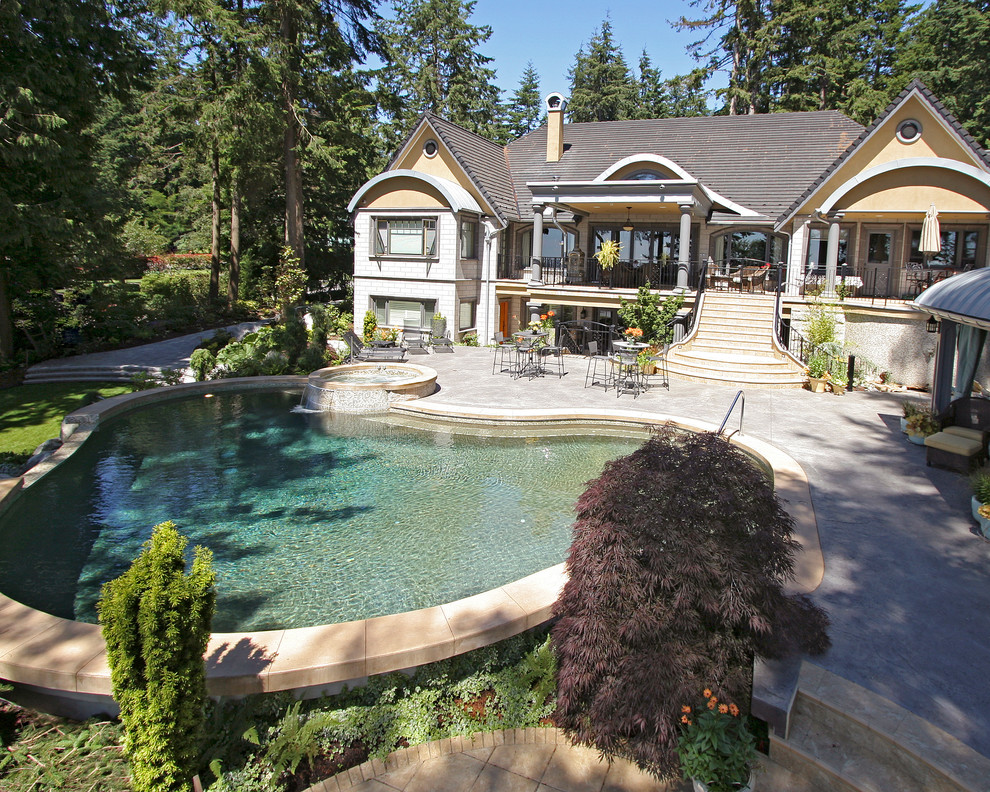Mediterraner Pool hinter dem Haus in individueller Form mit Stempelbeton in Vancouver