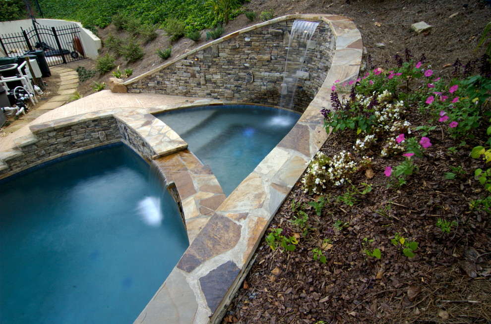 Идея дизайна: естественный бассейн среднего размера, произвольной формы на заднем дворе в стиле рустика с фонтаном и мощением клинкерной брусчаткой