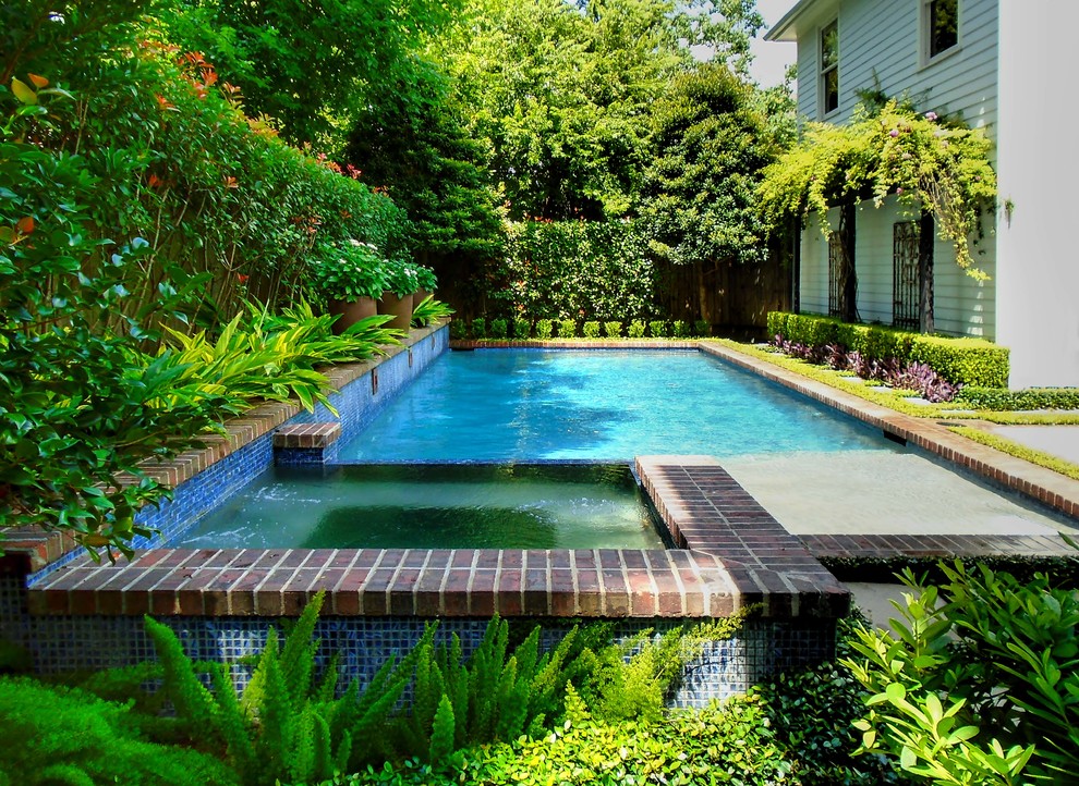 Свежая идея для дизайна: прямоугольный бассейн в классическом стиле с мощением клинкерной брусчаткой и джакузи - отличное фото интерьера