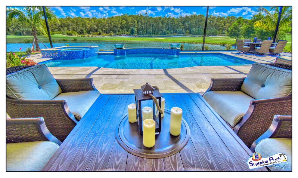 Ejemplo de casa de la piscina y piscina alargada clásica grande rectangular en patio trasero con adoquines de piedra natural
