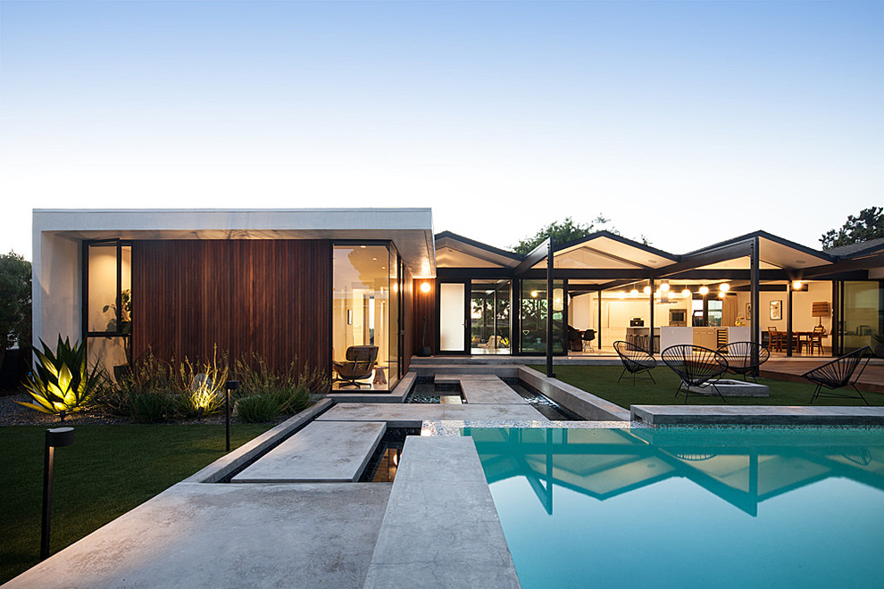 Mittelgroßer Mid-Century Pool hinter dem Haus in rechteckiger Form mit Betonplatten in Los Angeles