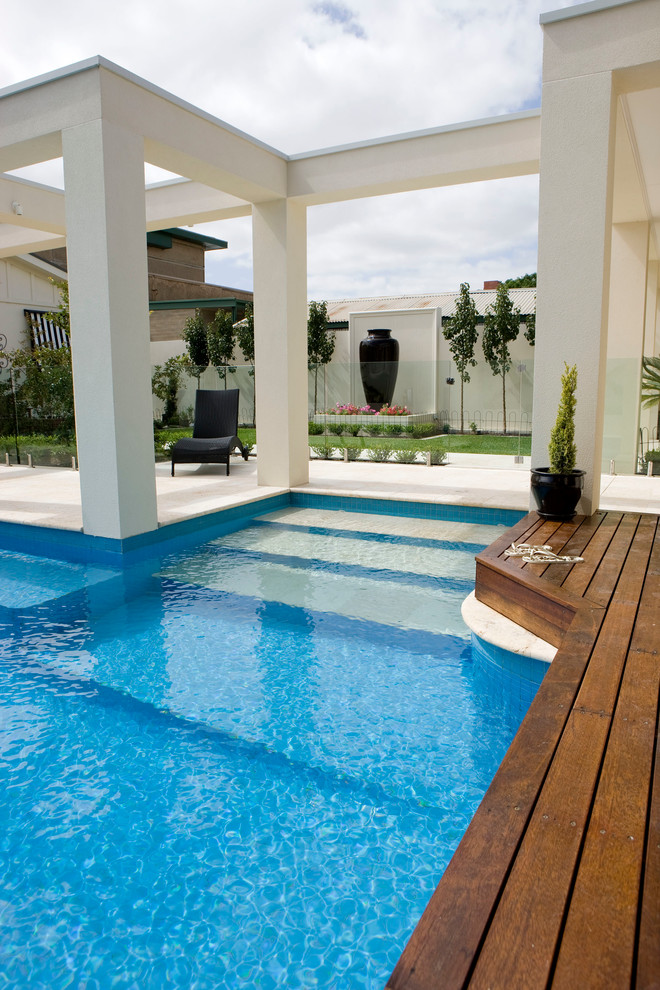 Idee per una piscina monocorsia contemporanea rettangolare di medie dimensioni e dietro casa
